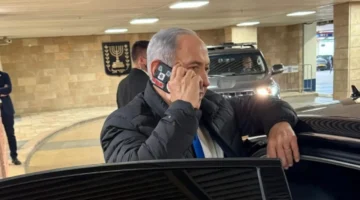 صورة هاتف نتنياهو.. تساؤلات واسعة في العالم العربي تثيرها لقطة مثيرة للجدل